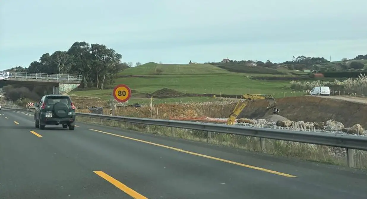 Avance de las obras en la A-67 a la altura de Polanco, donde se mantienen restricciones de velocidad y presencia de maquinaria pesada junto a la v&iacute;a.