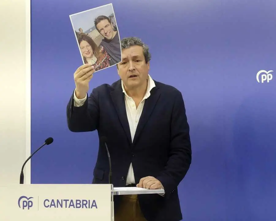 &Iacute;&ntilde;igo Fern&aacute;ndez muestra una fotograf&iacute;a de Leire D&iacute;ez y Pedro Casares. / Alerta