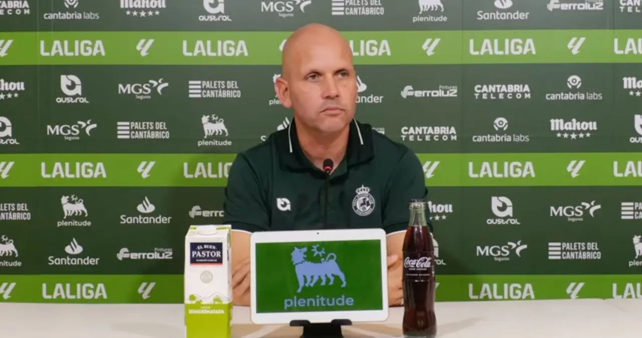El entrenador del Racing de Santander, Jos&eacute; Alberto, durante la rueda de prensa. / RRC