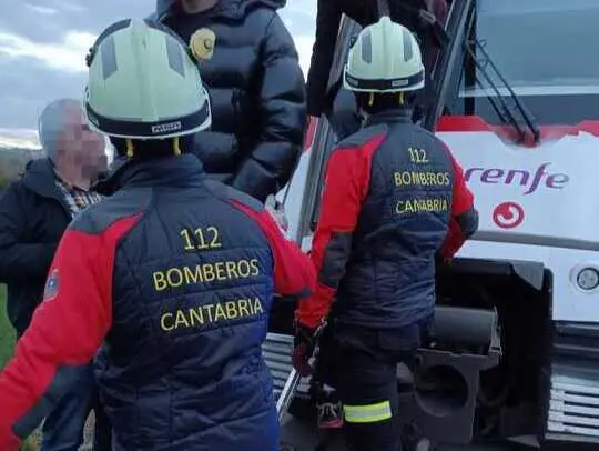 Bomberos auton&oacute;micos y Guardia Civil participaron en la evacuaci&oacute;n. / Alerta