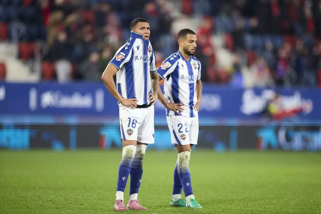 Kervin Arriaga y Jeremy Toljan, tras el partido frente al Osasuna. / EP