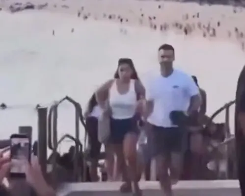La gente sale corriendo tras o&iacute;r los disparos de Bondi Beach, uno de los lugares m&aacute;s emblem&aacute;ticos de S&iacute;dney, ha sido escenario de un ataque terrorista durante la celebraci&oacute;n p&uacute;blica de Januc&aacute;, que congregaba a cientos de personas, entre ellas familias y ni&ntilde;os.