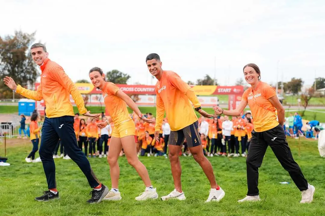 El relevo mixto de Espa&ntilde;a en el Europeo de Cross 2025 de Lagoa: Marta Mitjans, Mariano Garc&iacute;a, Esther Guerrero y Mohamed Attaoui, momentos antes de la salida oficial de la prueba. / Foto: @atletismoRFEA