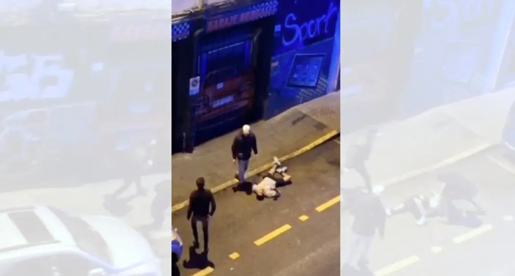 Un joven permanece en el suelo tras ser agredido por dos personas en plena calle del barrio de La Inmobiliaria, en Torrelavega, en un altercado grabado en v&iacute;deo y difundido en redes sociales.