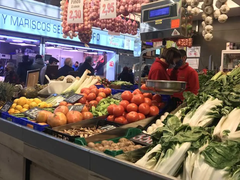Un puesto de frutas y hortalizas en un mercado. / EP