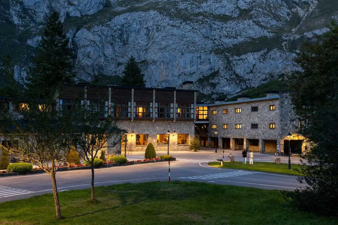 Exterior del Parador de Fuente De. / Paradores