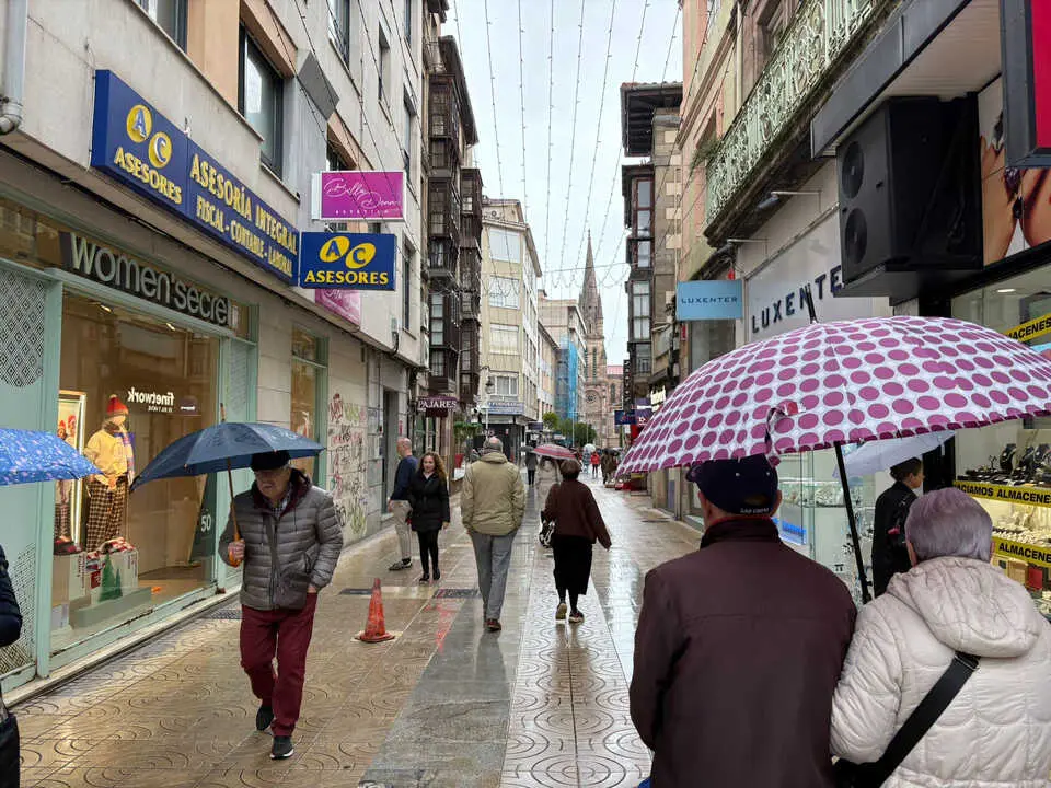 Varias personas paseando por la Calle Consolaci&oacute;n, en Torrelavega. / S.D.