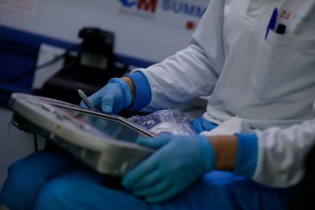 Una sanitaria consulta una tablet durante el cambio de guardia. EP / Archivo