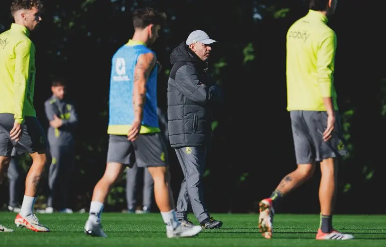 El entrenador del Racing, Jos&eacute; Alberto, dirige el entrenamiento.