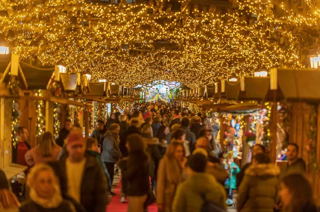 Torrelavega ha vuelto a llenarse de esp&iacute;ritu navide&ntilde;o con su tradicional mercado. / fb