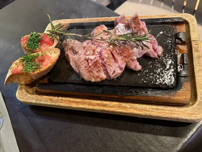 En Bilbao hay un rinc&oacute;n donde cada plato cuenta una historia y el vino se convierte en protagonista. / A.E