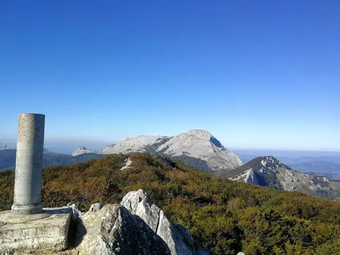 unnamed (1En este art&iacute;culo comparamos dos destinos espectaculares: el Parque Natural de Urkiola y el de las Dunas de Liencres. &iquest;Cu&aacute;l encaja contigo?

Desde los picos del Pa&iacute;s Vasco hasta las playas salvajes de Cantabria, el norte es perfecto para escapadas. Hoy enfrentamos dos parques naturales fascinantes: Urkiola y Liencres.

Si te preguntas qu&eacute; parque natural visitar en el norte de Espa&ntilde;a, aqu&iacute; tienes dos opciones de ensue&ntilde;o: la espiritualidad monta&ntilde;osa de Urkiola y la energ&iacute;a marina de Liencres.

💡 Claves SEO usadas:

Palabras clave long tail: &ldquo;parques naturales del norte de Espa&ntilde;a&rdquo;, &ldquo;escapadas en la naturaleza&rdquo;, &ldquo;qu&eacute; visitar en el norte de Espa&ntilde;a&rdquo;, &ldquo;Urkiola&rdquo;, &ldquo;Dunas de Liencres&rdquo;.

Lenguaje natural y &uacute;til: pensados para aparecer en b&uacute;squedas tipo &ldquo;mejores parques naturales cerca de Bilbao o Santander&rdquo;, &ldquo;escapadas de fin de semana norte de Espa&ntilde;a&rdquo;, etc.

Formato comparativo o de lista: t&iacute;tulos con &ldquo;vs.&rdquo;, &ldquo;comparativa&rdquo;, &ldquo;los mejores&rdquo;, &ldquo;qu&eacute; visitar&rdquo; funcionan muy bien en SEO.

&iquest;Te gustar&iacute;a que reescribiera la introducci&oacute;n de tu texto con una de estas entradillas optimizadas? &iquest;O prefieres que prepare un art&iacute;culo completo con estructura SEO (H1, H2, conclusi&oacute;n, CTA, etc.). / A.E