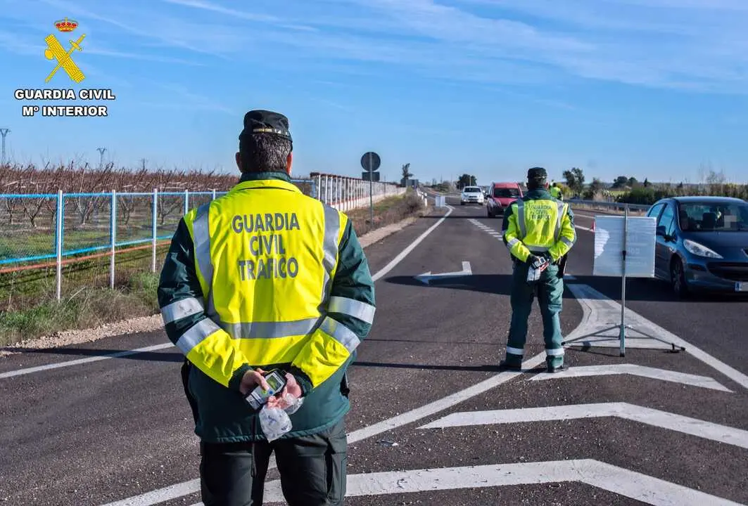 Dos agentes de la Guardia Civil durante un control de tr&aacute;fico. / G.C.