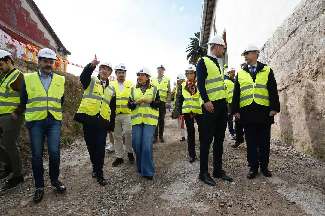 Visita de la presidenta de Cantabria, Mar&iacute;a Jos&eacute; S&aacute;enz de Buruaga, a las obras de la Lechera. / A.E.