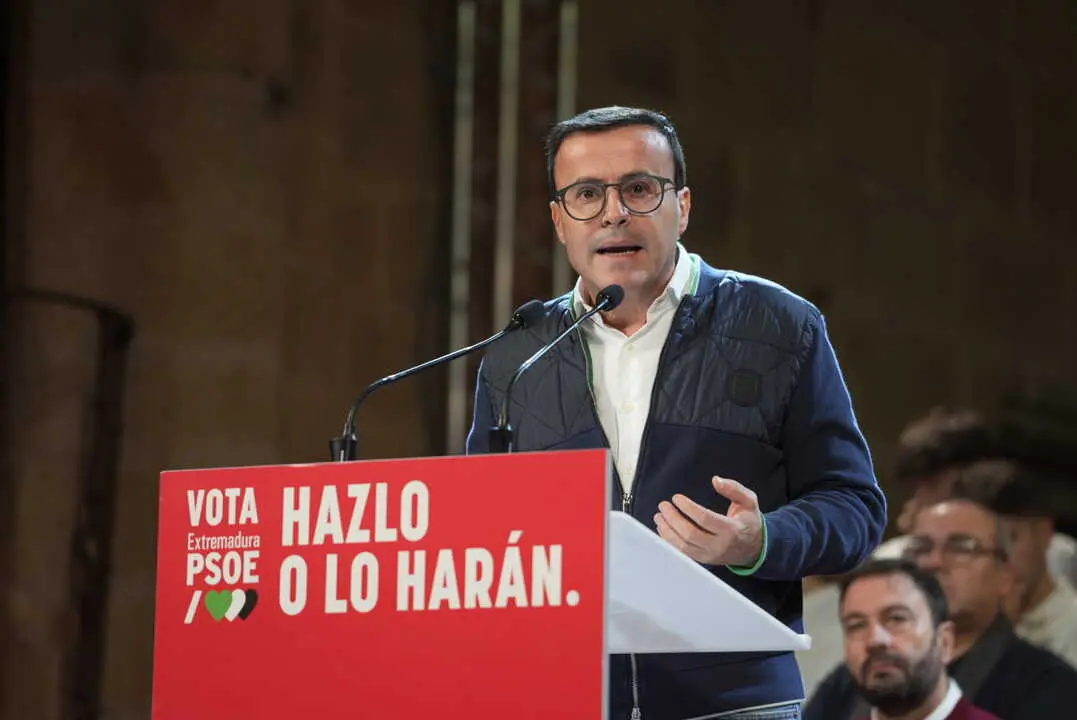 El candidato socialista a la Presidencia de la Junta, Miguel &Aacute;ngel Gallardo (d), participa en un acto electoral. / Carlos Criado