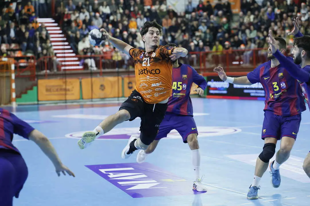 Isidoro Mart&iacute;nez durante una acci&oacute;n del partido. / BM Torelavega