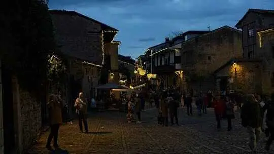 Varias personas caminan por las calles de Santillana del Mar. / A.E
