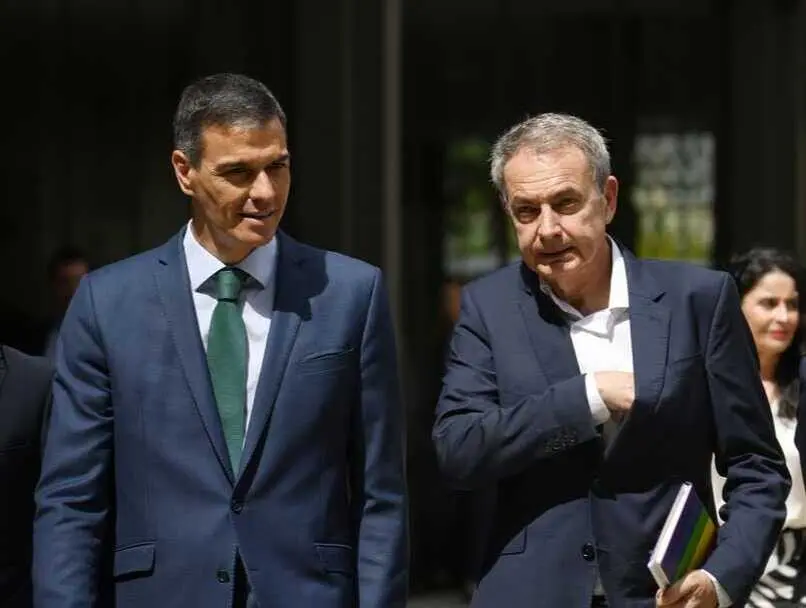 (I-D) El presidente del Gobierno, Pedro S&aacute;nchez; el expresidente del Gobierno Jos&eacute; Luis Rodr&iacute;guez Zapatero. / archivo / ep