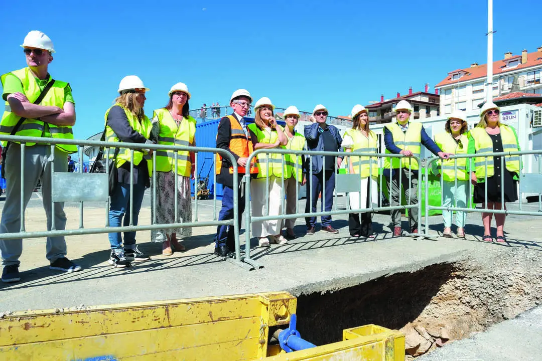 La presidenta de Cantabria, Mar&iacute;a Jos&eacute; S&aacute;enz de Buruaga, y el consejero de Fomento, Ordenaci&oacute;n del Territorio y Medio Ambiente, Roberto
Media, ponen la primera piedra del proyecto de ampliaci&oacute;n de una f&aacute;brica en San Vicente de la Barquera. / alerta / ARCHIVO