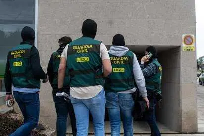 Desde un b&uacute;nker operativo, 550 agentes trabajan en silencio mientras caen nombres ilustres. / EP