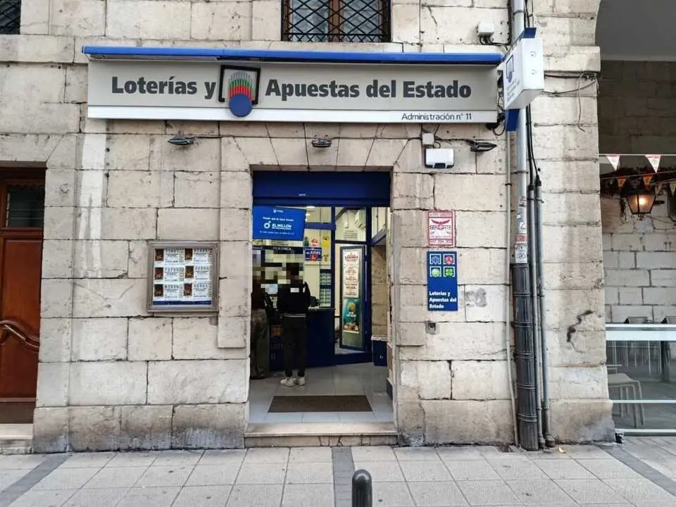 Dos administraciones de loter&iacute;a en la regi&oacute;n han repartido 120.000 euros en premios con los quintos de Navidad. / EP