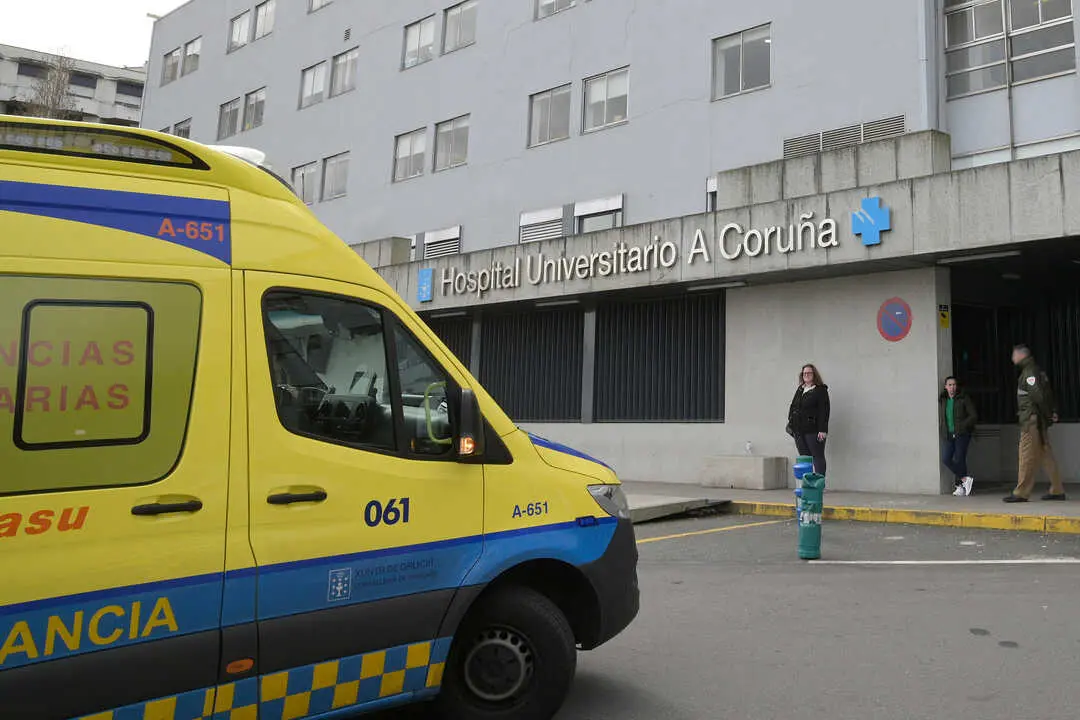 Una ambulancia en la entrada del Complexo Hospitalario Universitario A Coru&ntilde;a. / EP