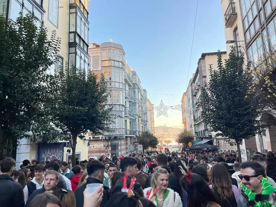Aglomeraci&oacute;n de gente durante la 'tardebuena' en Santander. / EP