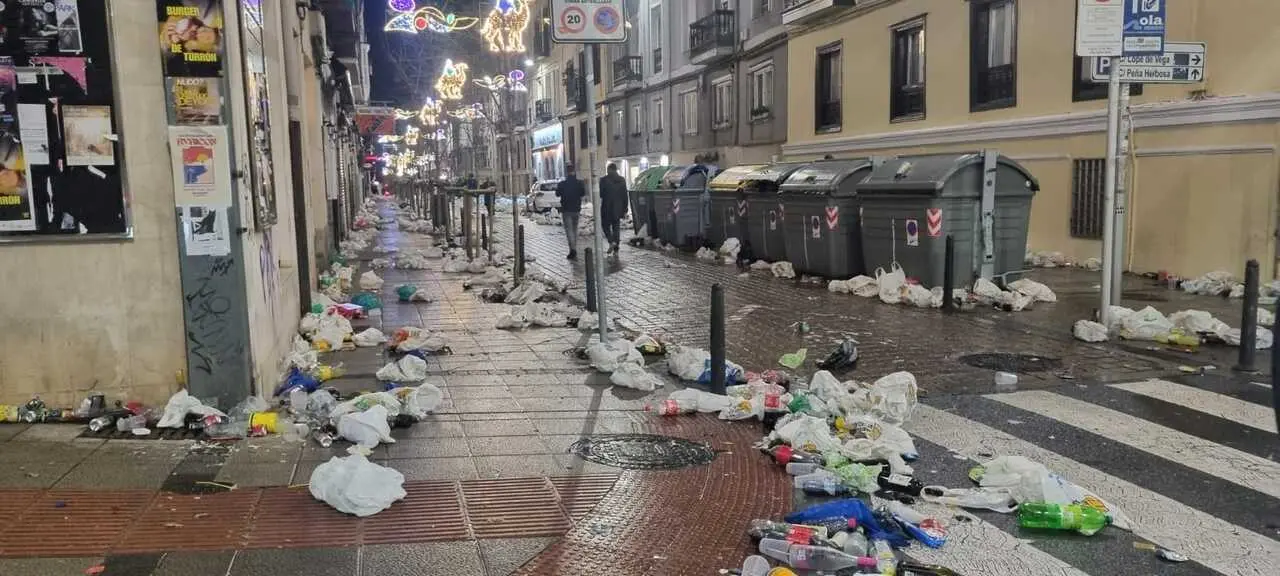 Restos de botell&oacute;n en el centro de Santander. Basura, suciedad en las calles de Santander. / VECINOS DEL ENSANCHE DE SANTANDER