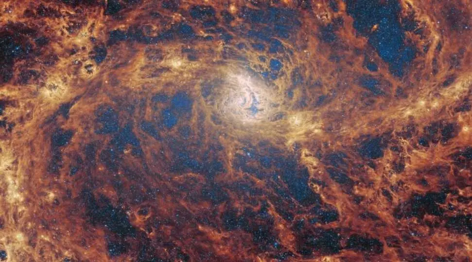 Un agujero negro de NGC 3783 muestra actividad extrema, expulsando vientos a gran velocidad y proporcionando datos sobre la evoluci&oacute;n de galaxias. / EP