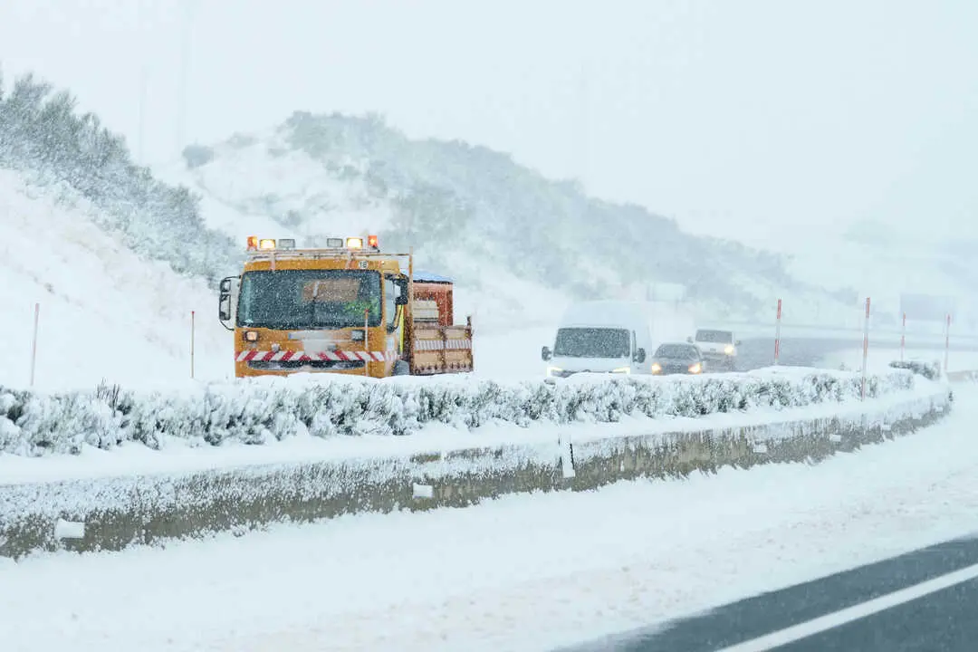 Una m&aacute;quina quitanieves aparta la nieve de la carretera. / EP