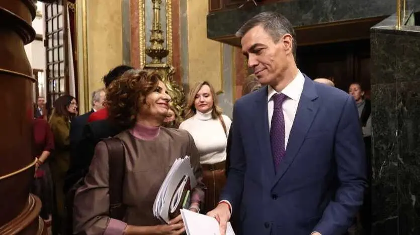 El presidente del Gobierno, Pedro S&aacute;nchez, y la vicepresidenta primera y ministra de Hacienda, Mar&iacute;a Jes&uacute;s Montero. / EP
