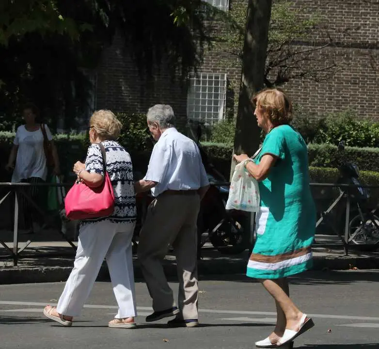 EuropaPress_2291570_grupo_ancianos_cruzan_paso_peatones_calle_madrid
