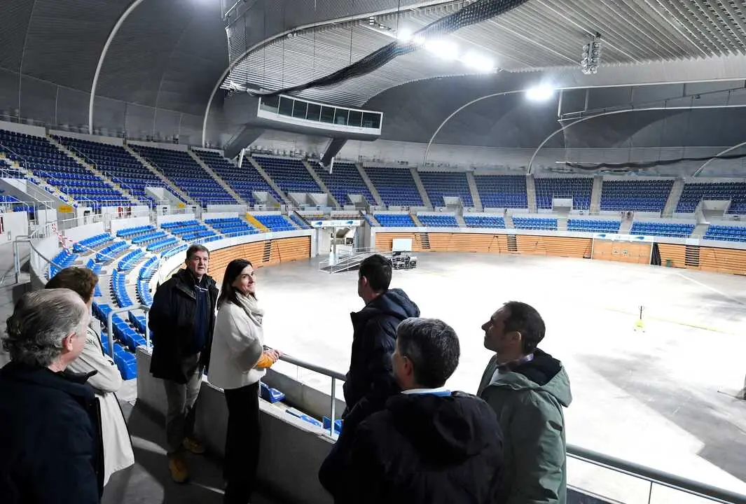 Gema Igual visit&oacute; las obras de mejora de la cubierta del Palacio de Deportes de Santander. / A.E