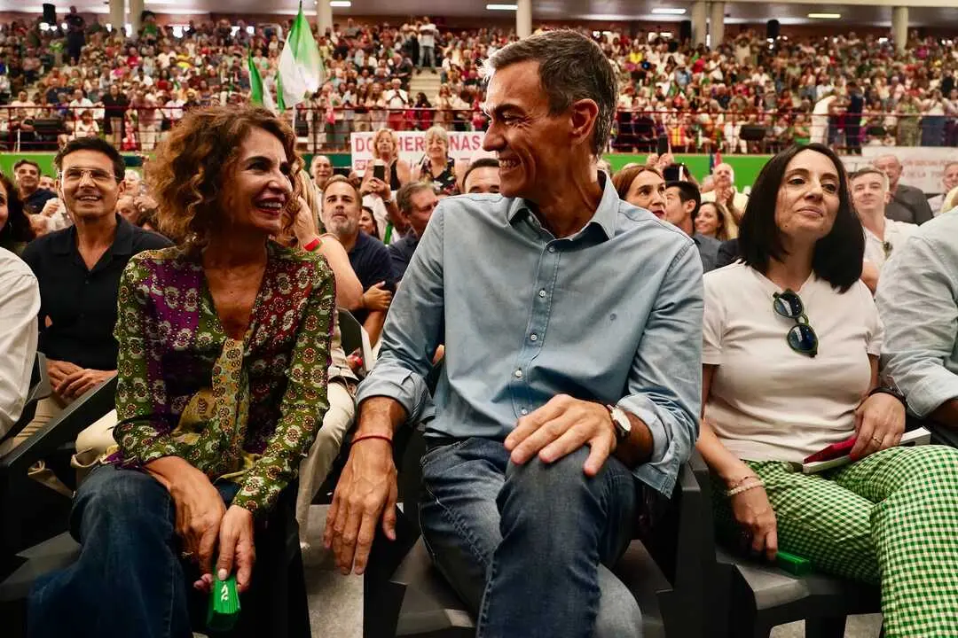 El secretario general del PSOE y presidente del Gobierno, Pedro S&aacute;nchez, y la ministra de Hacienda y candidata a la Junta por el PSOE-A, Mar&iacute;a Jes&uacute;s Montero. / EP