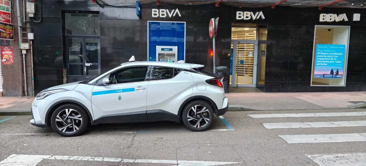 Un taxi de Santander en la parada de Numancia. / E.R