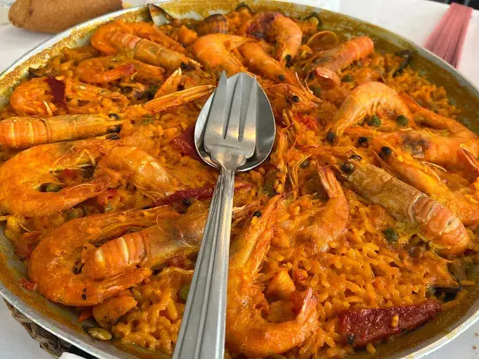 Arroces hechos al momento, pescado del d&iacute;a y una terraza frente al mar que conquista. / A.E