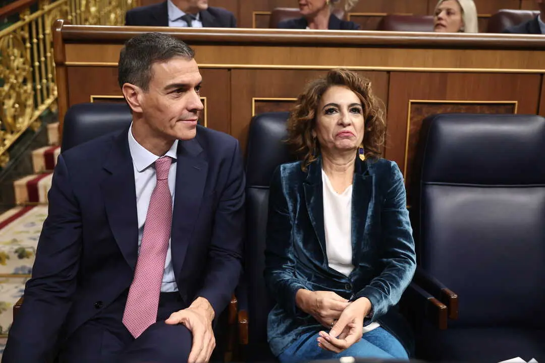 El presidente del Gobierno, Pedro S&aacute;nchez, y la vicepresidenta primera y ministra de Hacienda, Mar&iacute;a Jes&uacute;s Montero. / EP