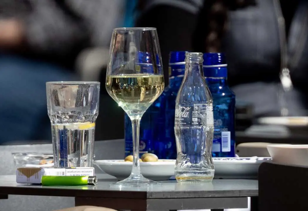 Una copa de vino en una mesa en una terraza. / EP