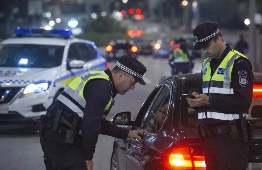 Agentes de la Polic&iacute;a Local de Santander realizan un control de alcoholemia y drogas en la v&iacute;a urbana. / IA