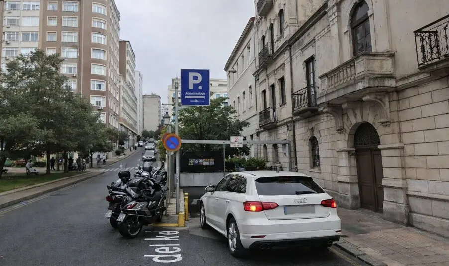 Acceso al aparcamiento subterr&aacute;neo de Alfonso XIII, en Santander, cuyas tarifas se actualizar&aacute;n a partir del 1 de enero de 2026 seg&uacute;n lo aprobado por la Junta de Gobierno Local.
