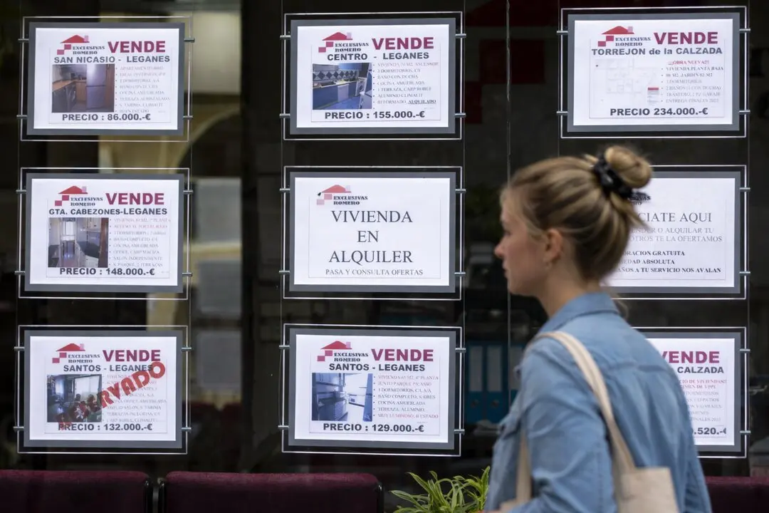 Viviendas en venta en el escaparate de una agencia inmobiliaria.