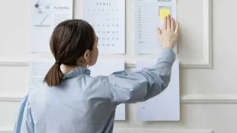 &iquest;Cu&aacute;ndo cae Semana Santa? &iquest;Habr&aacute; puentes largos en diciembre? Te respondemos a esas preguntas con el calendario completo. / A.E