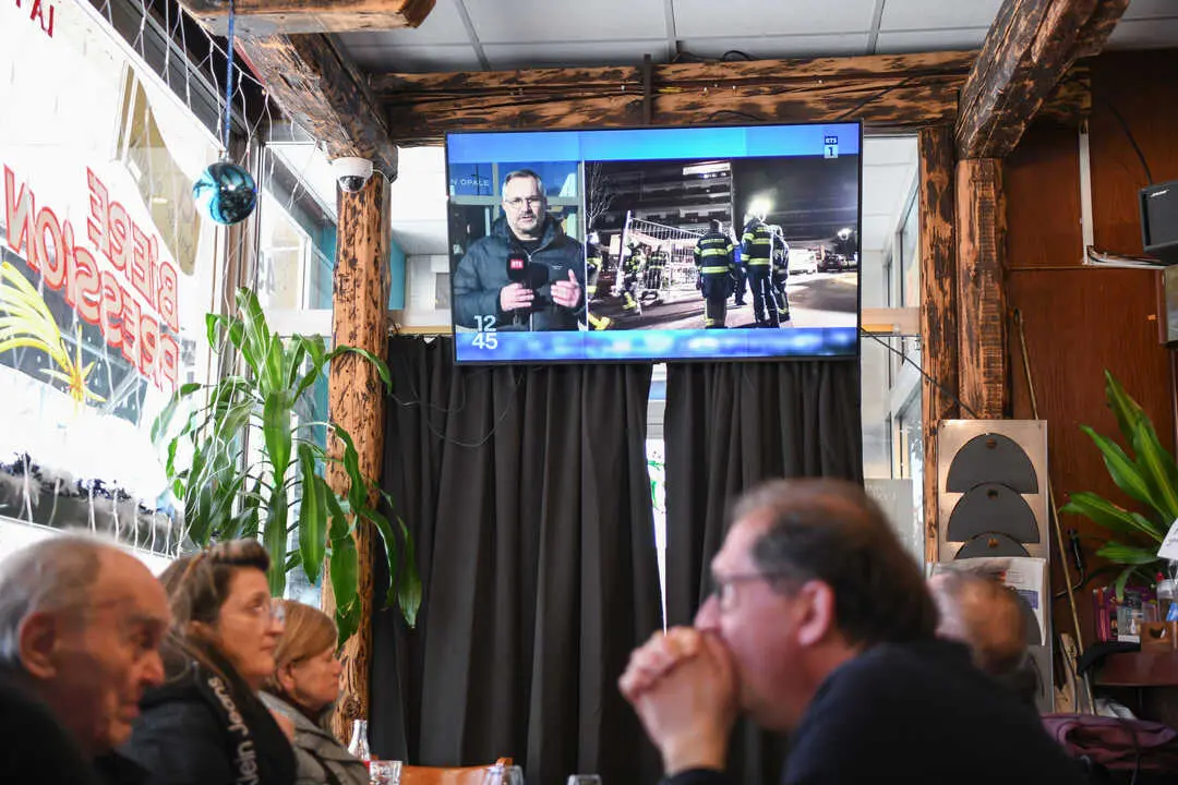 una televisi&oacute;n transmitiendo la noticia de una explosi&oacute;n y un incendio en un bar en Ginebra, Suiza. / EP