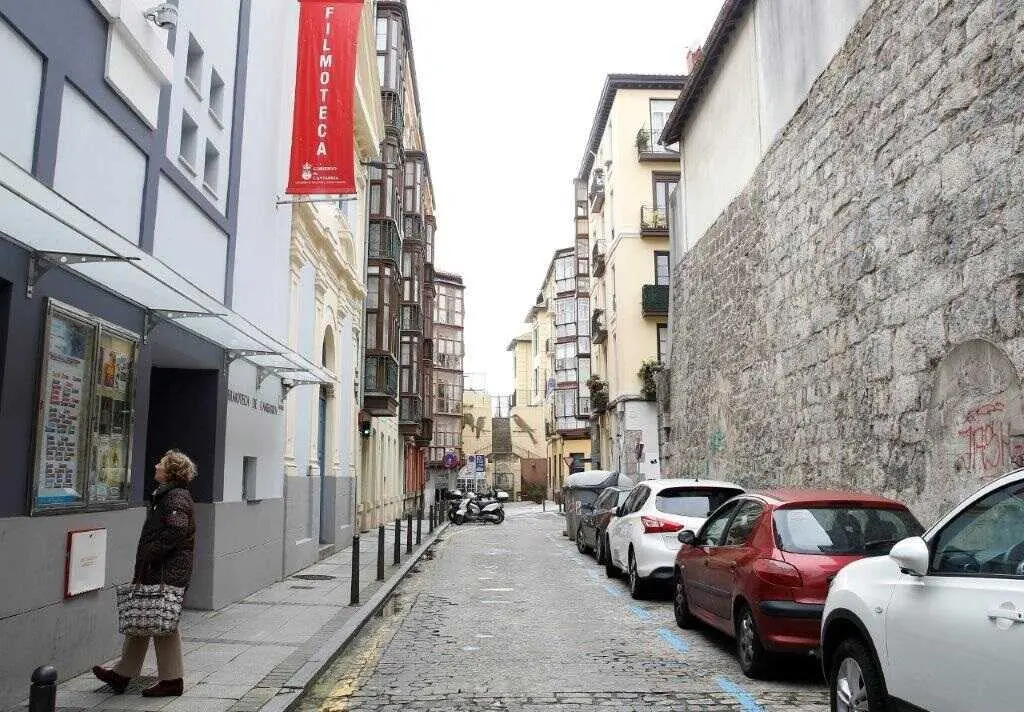 Una persona en la entrada de Filmoteca de Cantabria. / EP