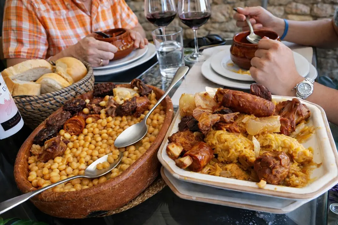 Dos personas disfrutan en un restaurante de Potes.