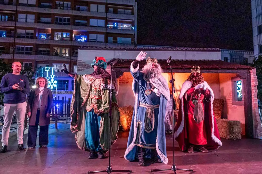 La magia navide&ntilde;a vuelve a tomar las calles de Torrelavega con un desfile renovado. / A.E
