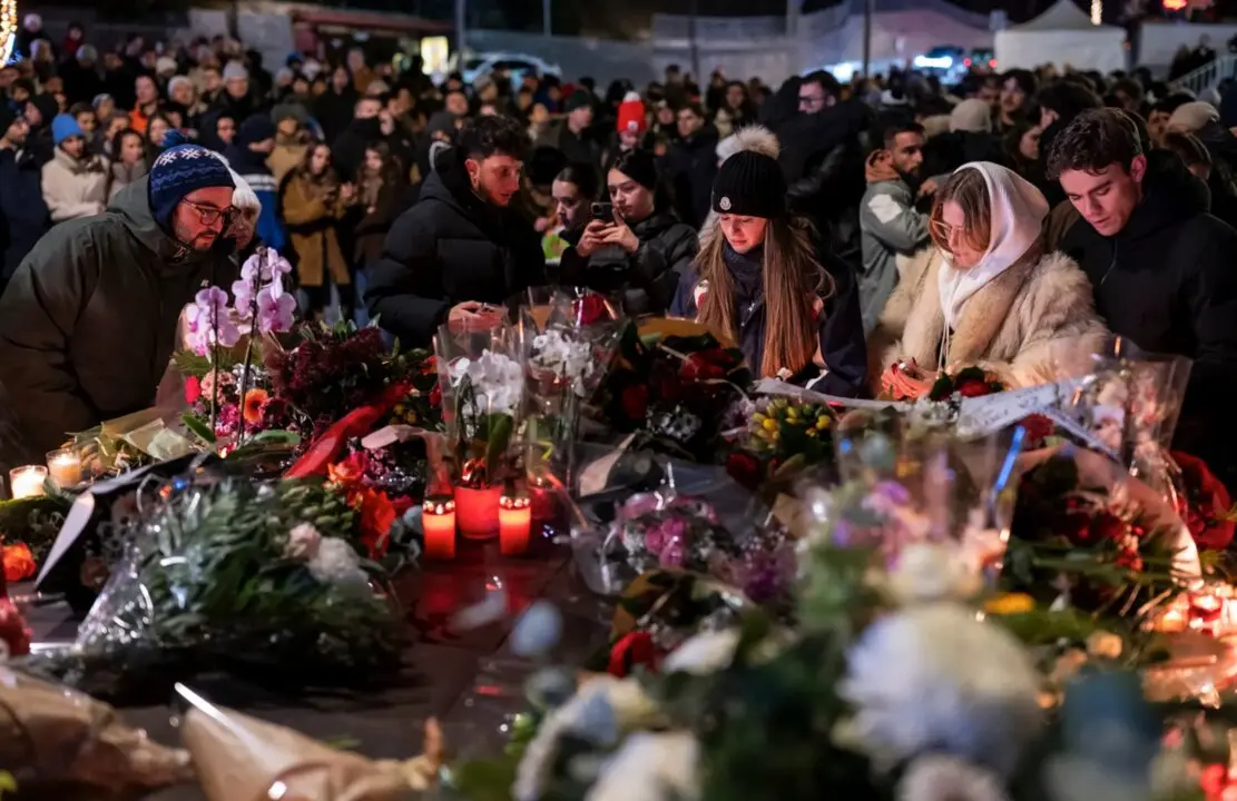 Cientos de personas se congregaron el jueves por la noche para conmemorar a las v&iacute;ctimas del incendio. / tagesanzeiger