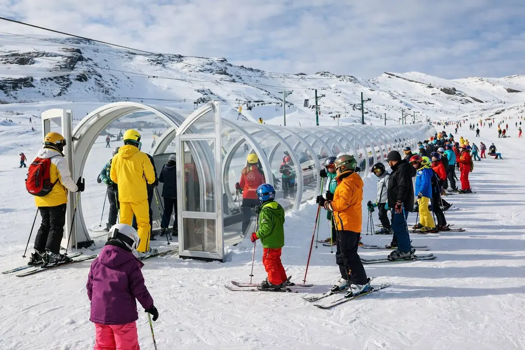 Alto Campoo ofrece ya casi la mitad de sus pistas operativas y promete una experiencia inolvidable. / AI