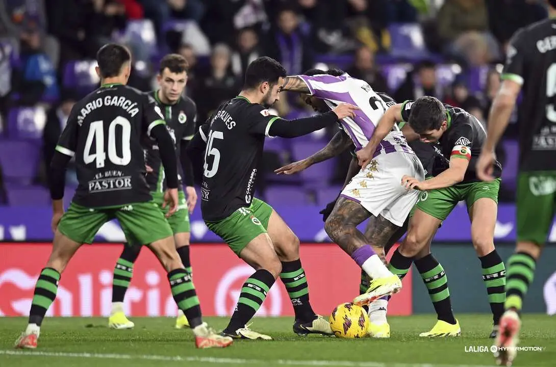 El partido abre 2026 con un examen de madurez para el Racing y una oportunidad de reacci&oacute;n para el Valladolid. / rrc