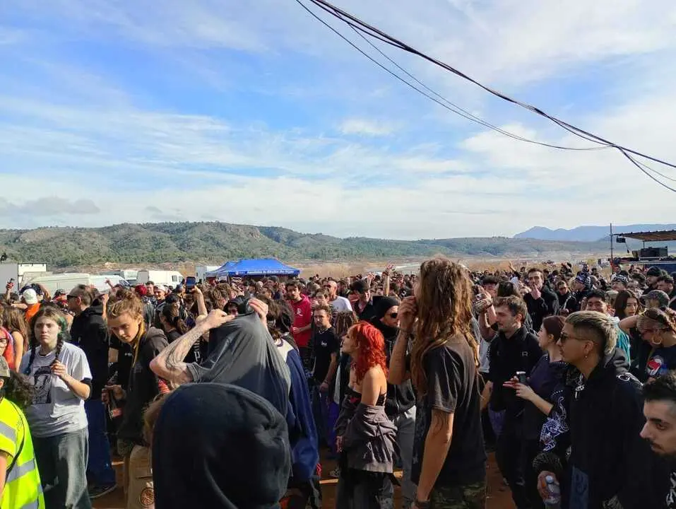 Varias personas en una rave. / EP
